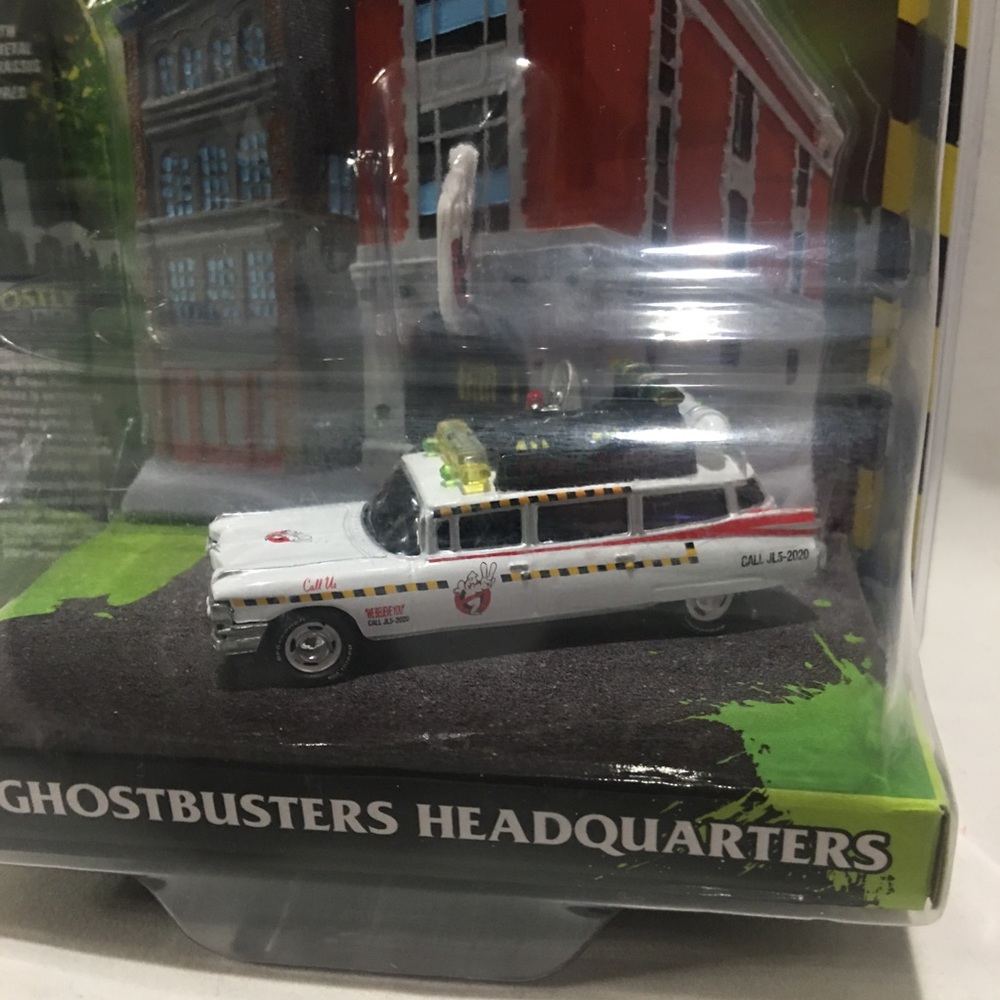 2018 Ghostbusters Ecto 1A 1959 Cadillac 1:64 Scale Johnny Lightning NIP - Picture 2 of 10